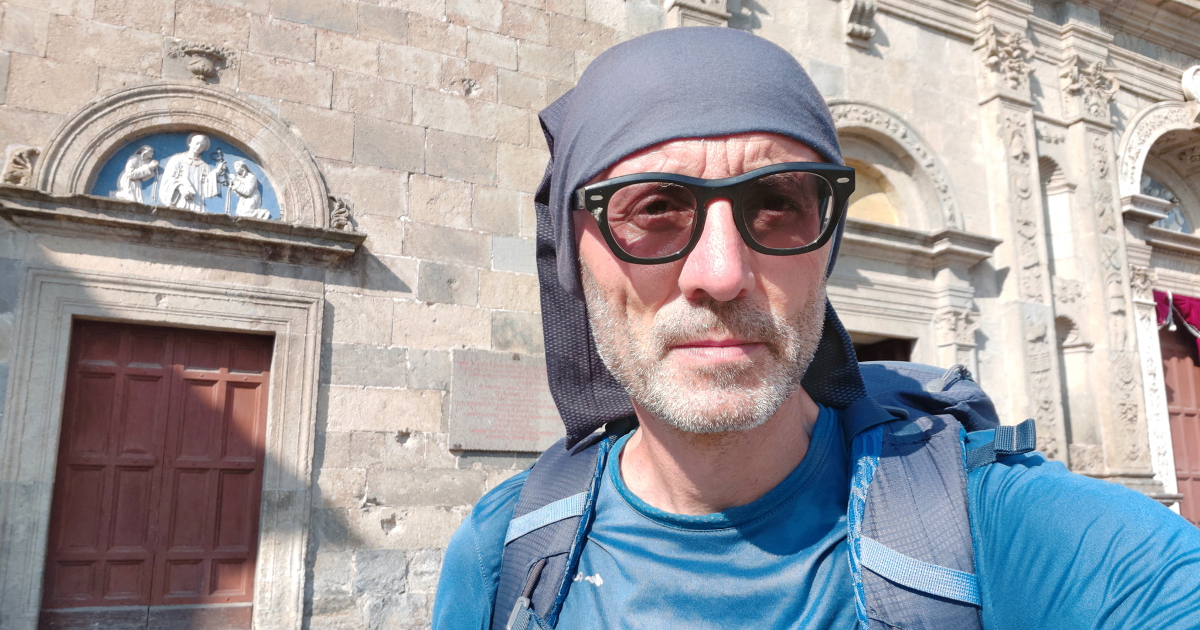 Marcello Paolocci davanti alla basilica di Santa Cristina a Bolsena, al termine del Cammino..